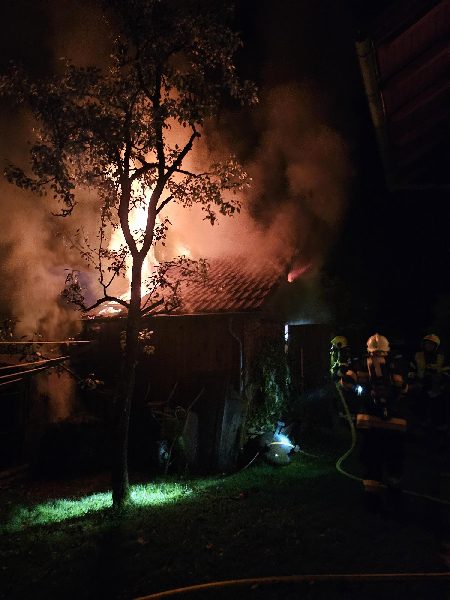 Brand Garten Hütte im dicht verbauten Wohngebie (Bild 3)